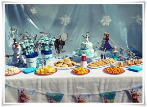 Mesa decorada con temática Frozen